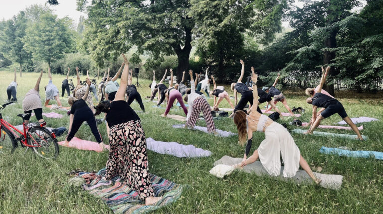 Joga na trawie w Parku Tołpy